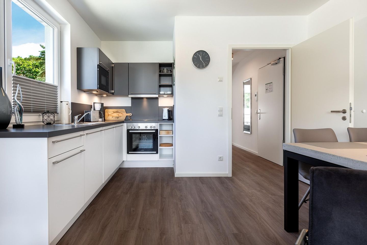 Aparthotel Ostseeallee Aparthotel Ostseeallee 5-45 Boltenhagen - Wohn-/Essbereich mit Küchenzeile