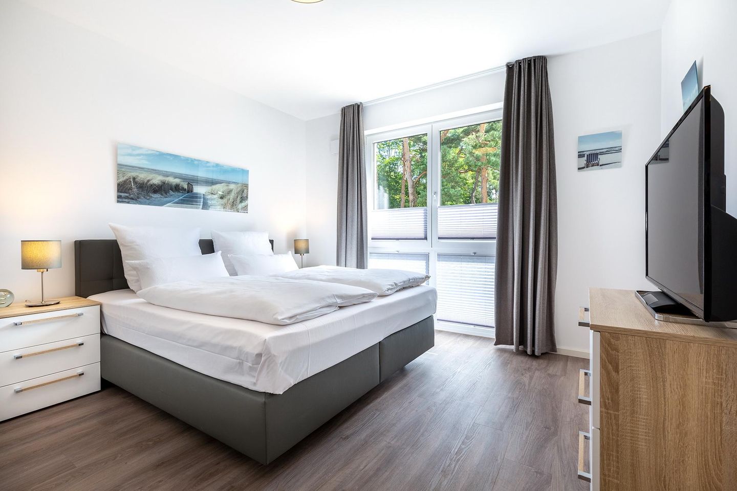 Aparthotel Ostseeallee Aparthotel Ostseeallee 5-45 Boltenhagen - Schlafzimmer mit Boxspringbett und TV