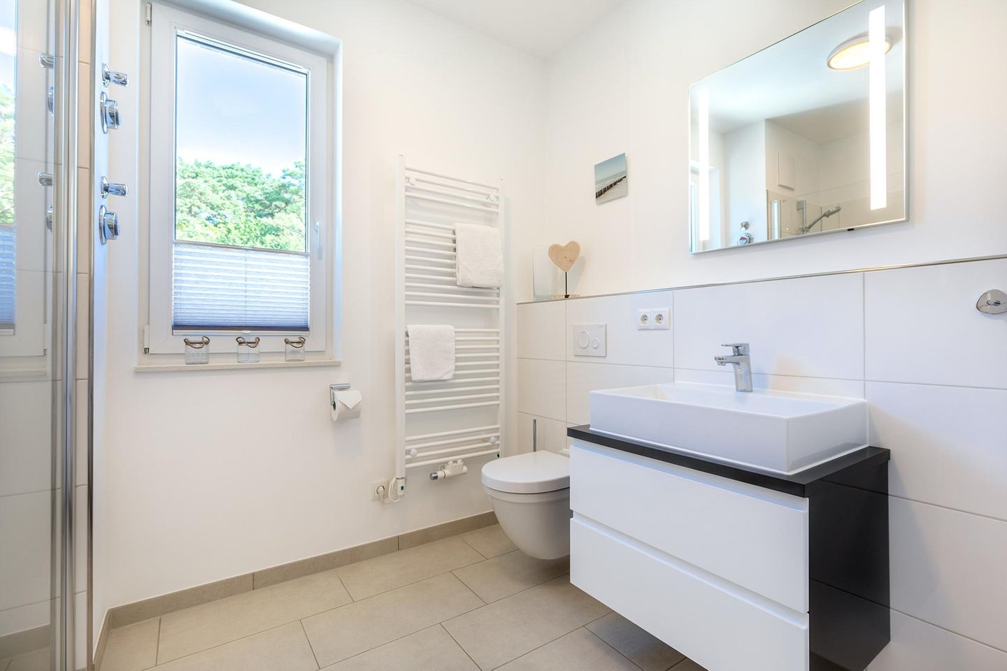 Aparthotel Ostseeallee Aparthotel Ostseeallee 5-45 Boltenhagen - Badezimmer mit Waschtisch und Spiegel