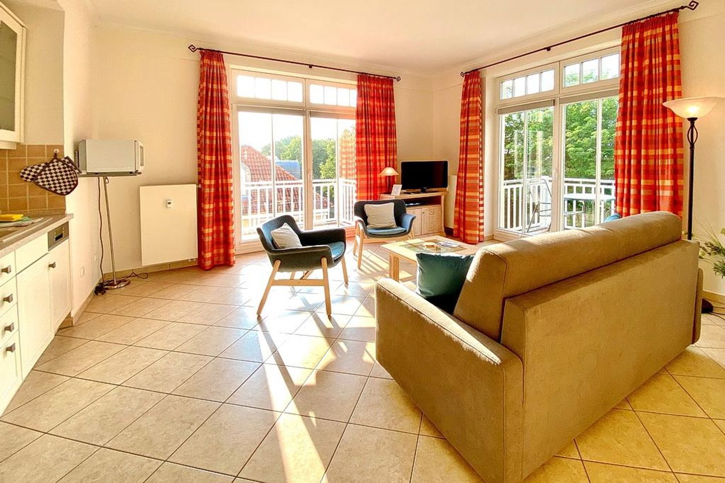 Dünenschloss Dünenschloss 1-37 Kühlungsborn - Wohn-Essbereich mit Couch