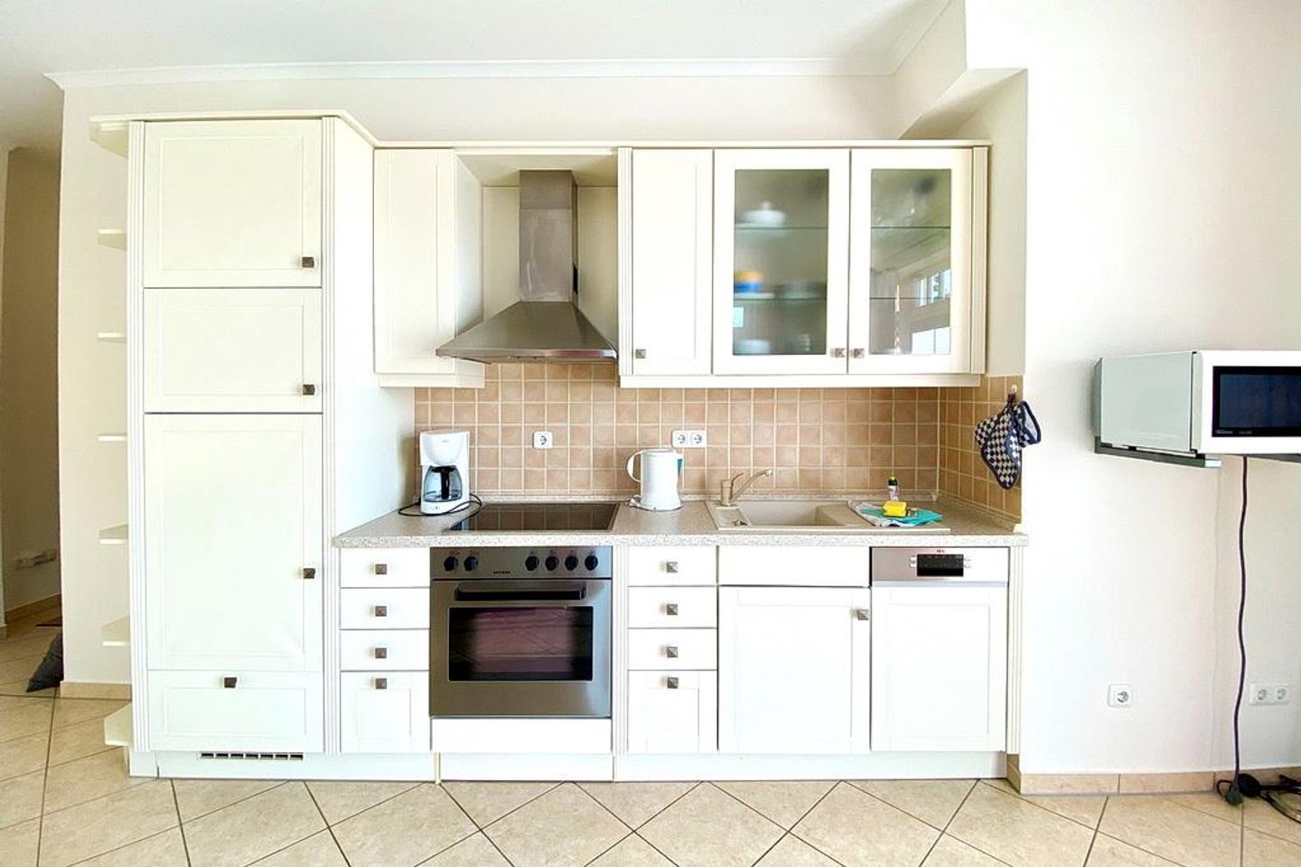 Dünenschloss Dünenschloss 1-37 Kühlungsborn - Küchenzeile mit Backofen