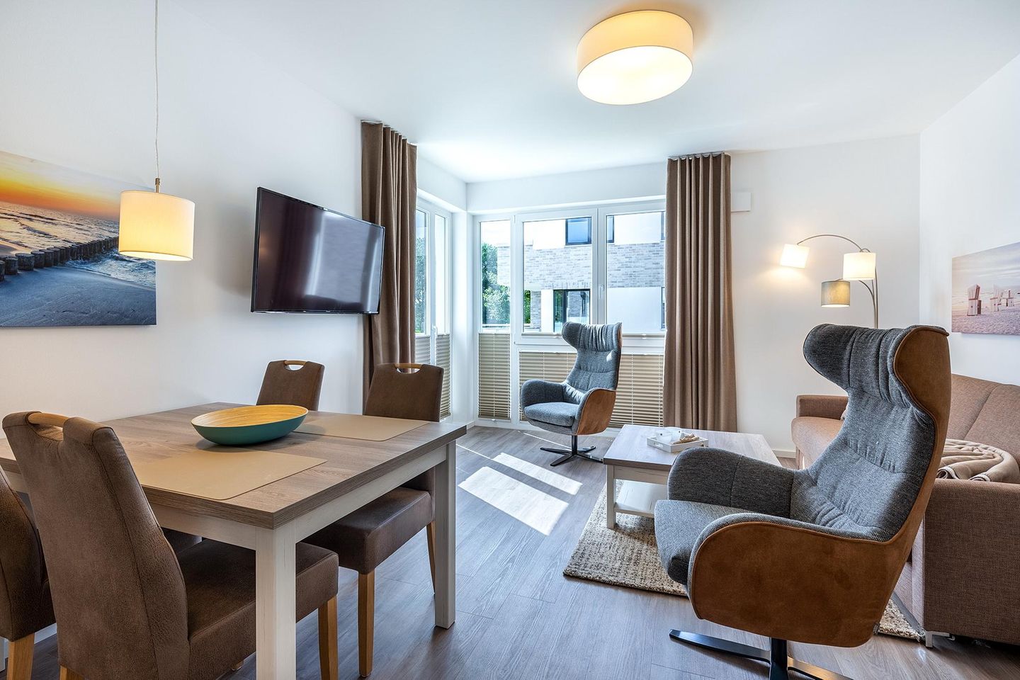 Aparthotel Ostseeallee Aparthotel Ostseeallee 4-35 Boltenhagen - Wohn-/Essbereich mit Sitzgelegenheiten, TV und Zugang zum Balkon