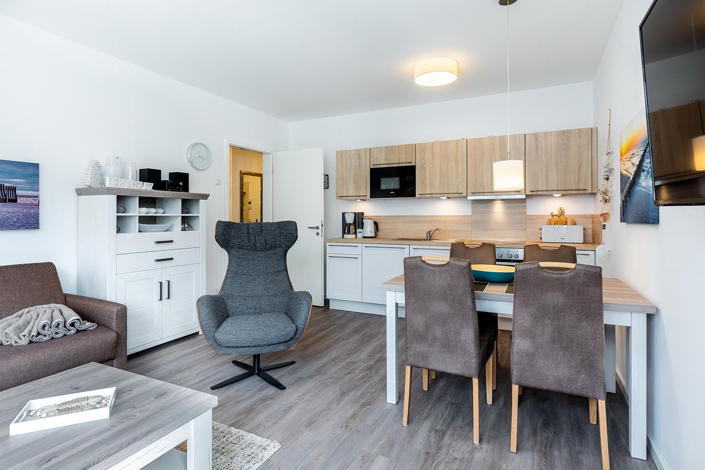 Aparthotel Ostseeallee Aparthotel Ostseeallee 4-35 Boltenhagen - Wohn-/Essbereich mit Couchtisch, Sitzgelegenheiten und Küchenzeile