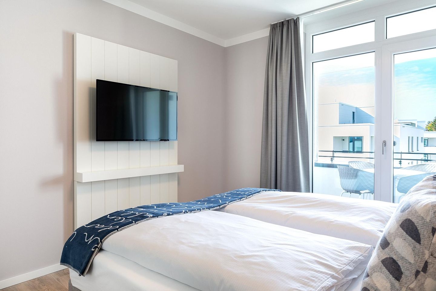 Godewindpark Travemünde Godewindpark Travemünde 3-03 Travemünde - Schlafzimmer mit Boxspringbett und Flatscreen-TV