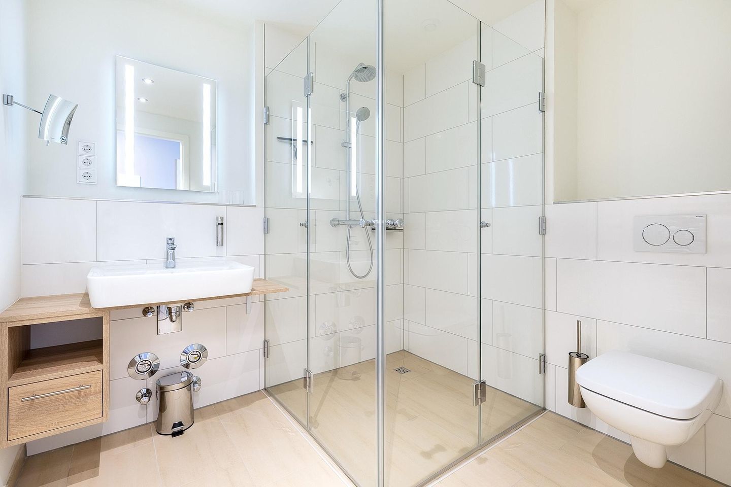 Godewindpark Travemünde Godewindpark Travemünde 3-03 Travemünde - Badezimmer mit ebenerdiger Dusche und Waschtisch