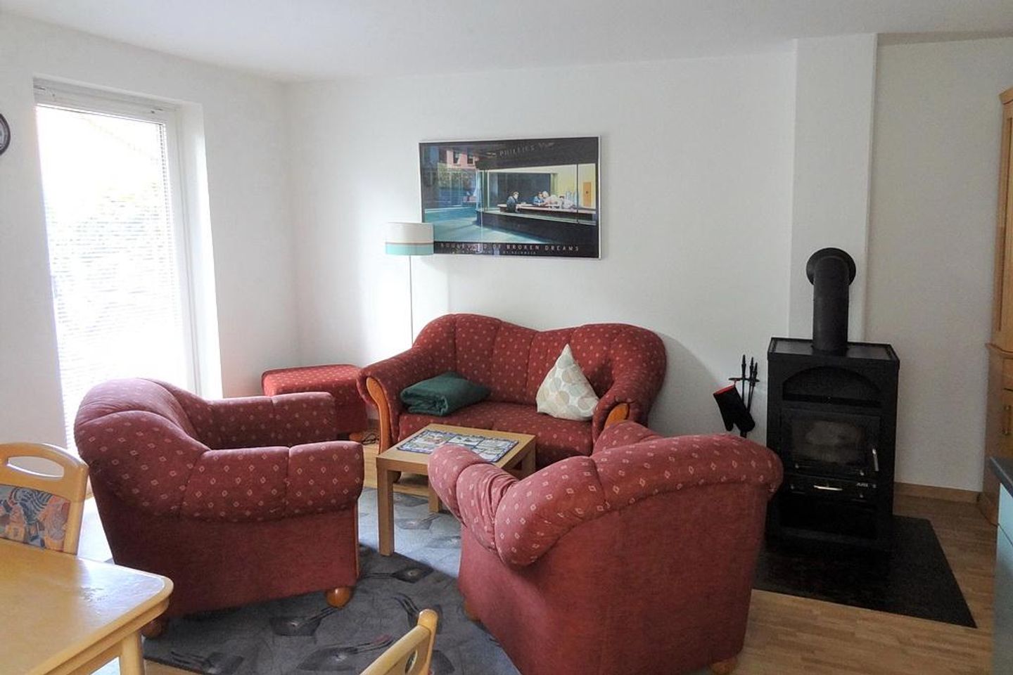 Urlauberdorf Urlauberdorf 43a Boltenhagen - Wohn-/Essbereich mit Sitzgelegenheit und Kaminofen