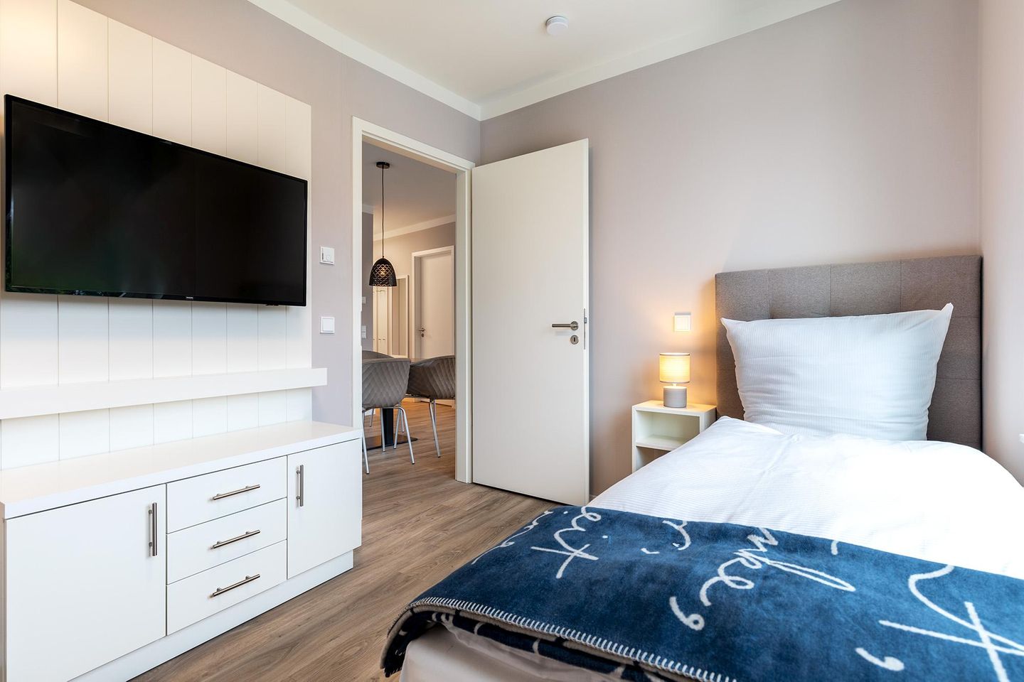 Godewindpark Travemünde Godewindpark Travemünde 2-18 Travemünde - Schlafzimmer "2" mit Boxspringeinzelbett und Flatscreen-TV