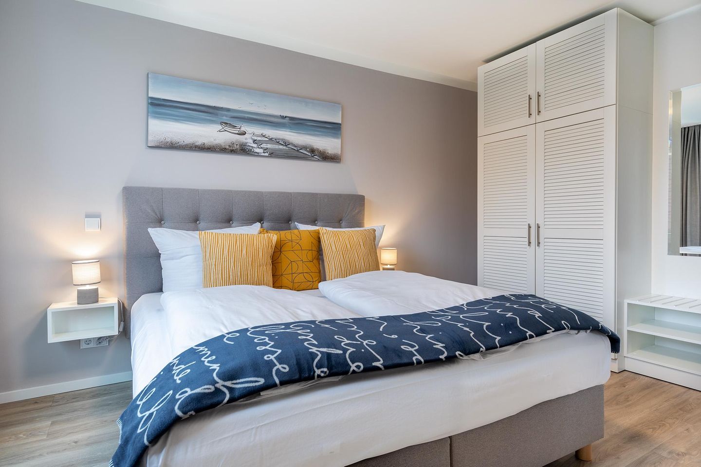 Godewindpark Travemünde Godewindpark Travemünde 2-18 Travemünde - Schlafzimmer "1" mit Boxspringdoppelbett und Kleiderschrank