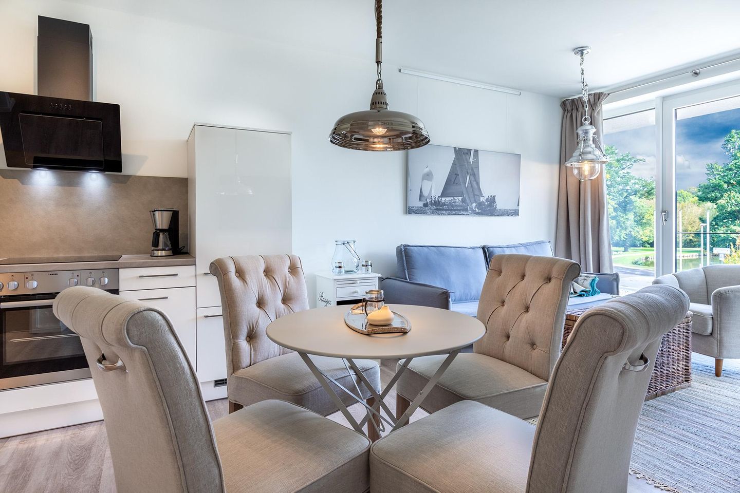 Godewindpark Travemünde Godewindpark Travemünde 1-06 Travemünde - Wohn-Essbereich mit offener Küche und Sitzgelegenheit