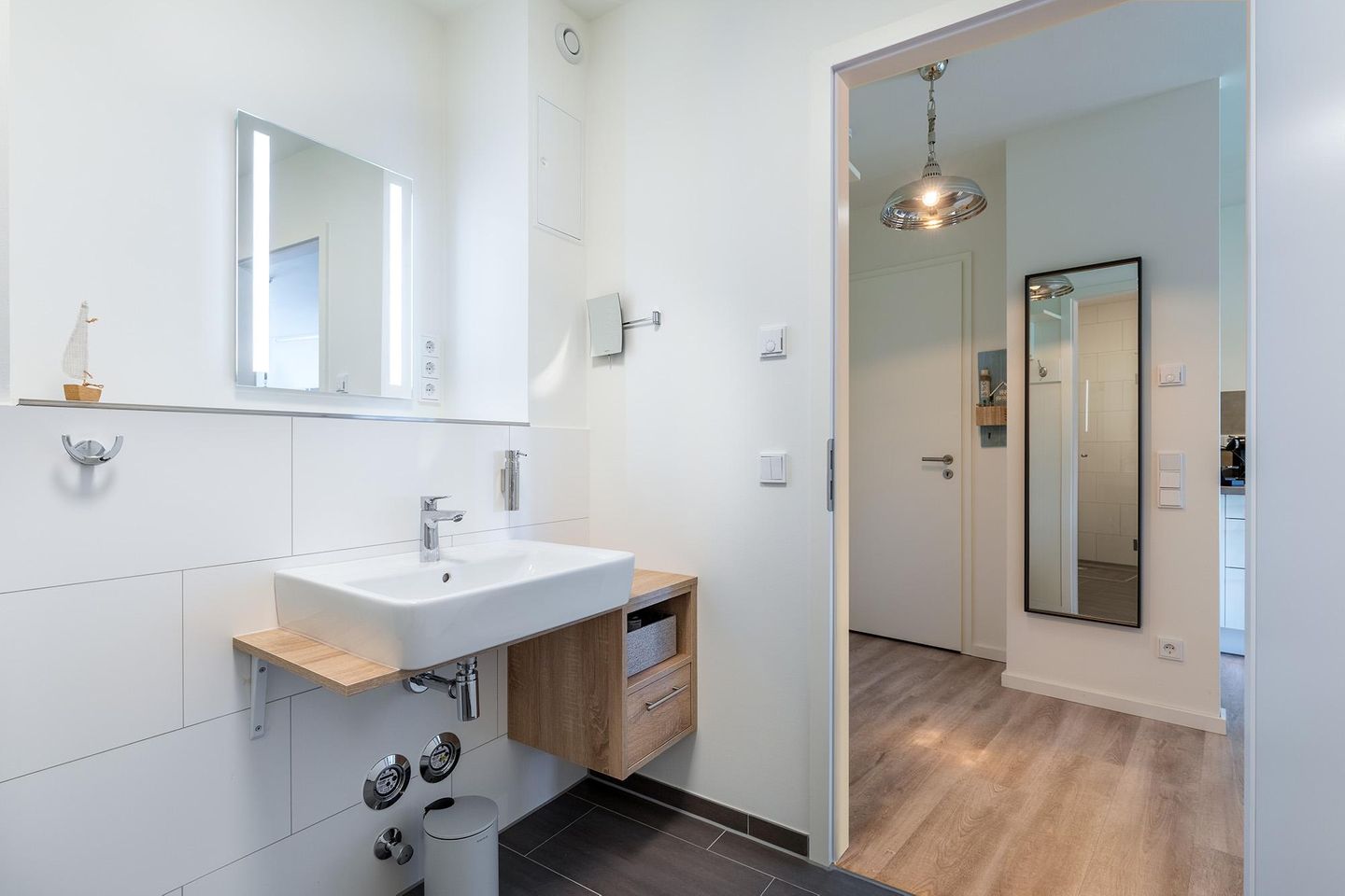 Godewindpark Travemünde Godewindpark Travemünde 1-06 Travemünde - Badezimmer mit Blick zum Flur