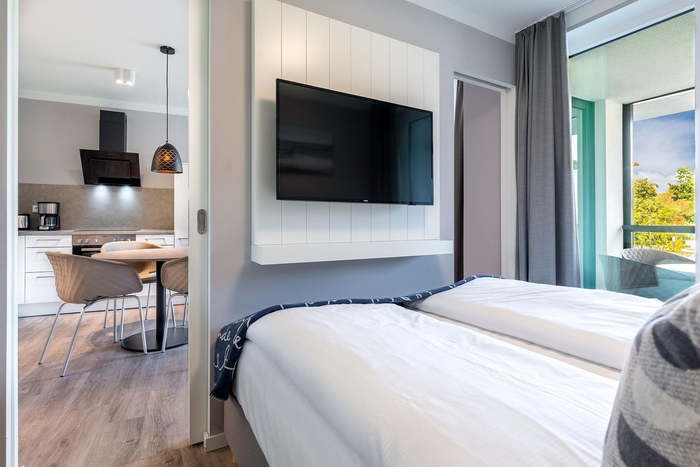 Godewindpark Travemünde Godewindpark Travemünde 1-08 Travemünde - Schlafzimmer mit Blick zum Wohn-Essbereich