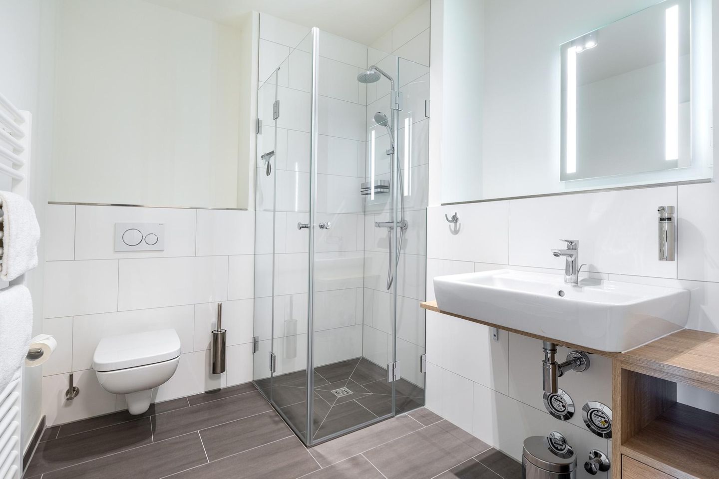 Godewindpark Travemünde Godewindpark Travemünde 1-08 Travemünde - Badezimmer mit ebenerdiger Dusche und Waschtisch