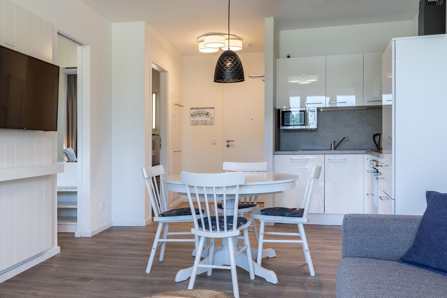 Godewindpark Travemünde Godewindpark Travemünde 1-10 Travemünde - Offene Küche mit Esstisch und Sitzgelegenheit