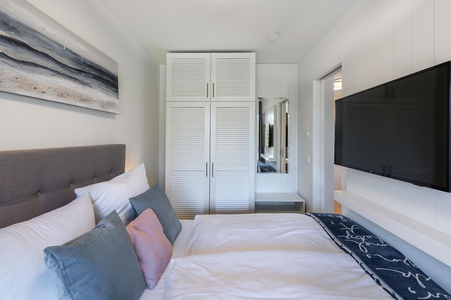 Godewindpark Travemünde Godewindpark Travemünde 1-10 Travemünde - Schlafzimmer mit Flatscreen-TV und Blick zur Loggia