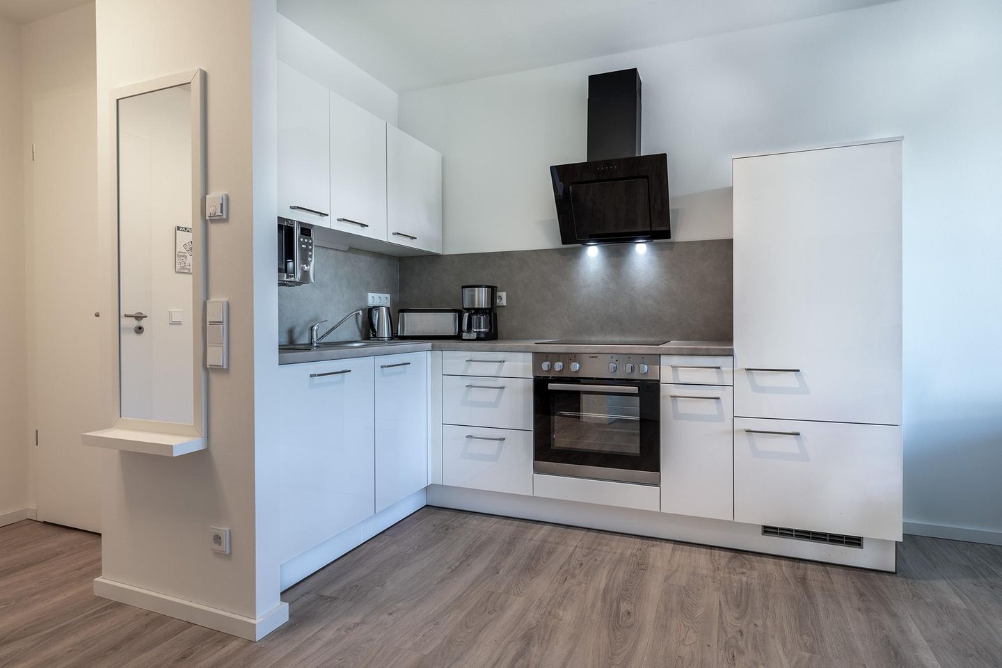 Godewindpark Travemünde Godewindpark Travemünde 1-10 Travemünde - Offene Küche mit Backofen und Geschirrspüler