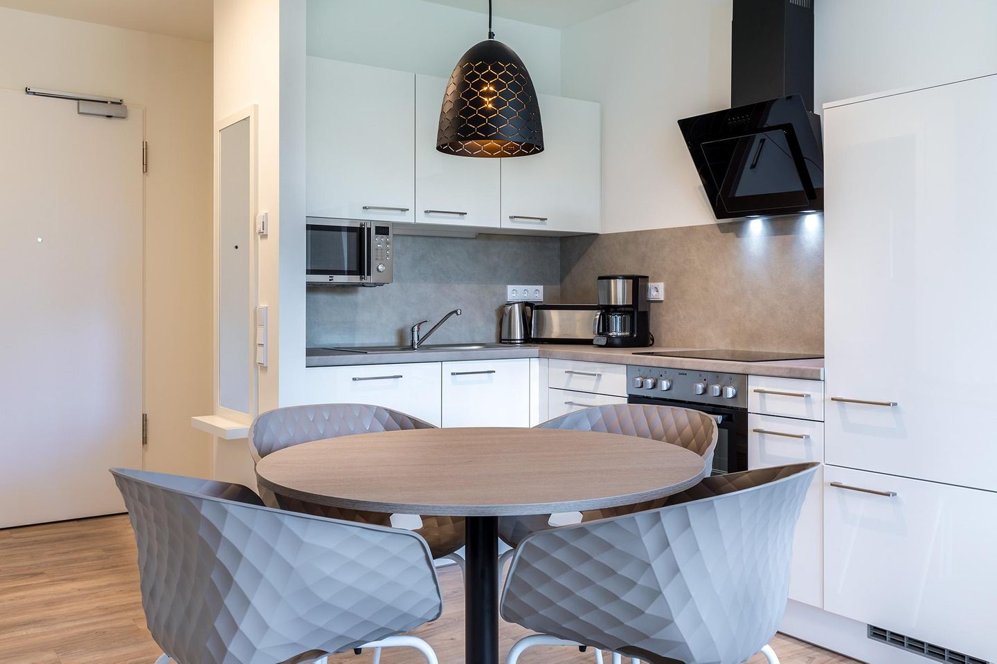 Godewindpark Travemünde Godewindpark Travemünde 1-12 Travemünde - Wohn-Essbereich mit offener Küche und Sitzgelegenheit