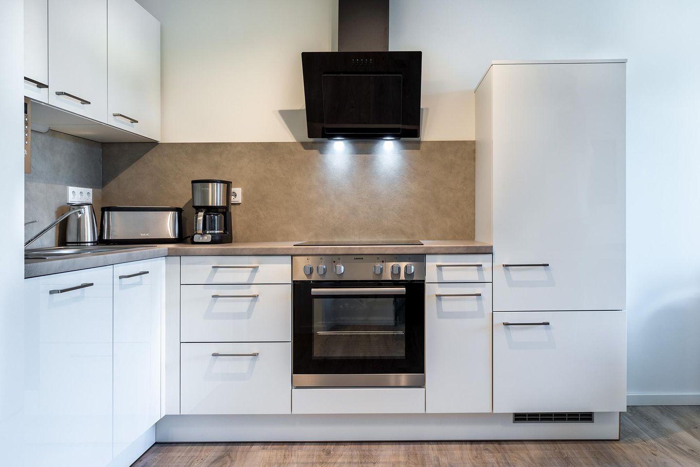 Godewindpark Travemünde Godewindpark Travemünde 1-12 Travemünde - Offene Küche mit Backofen und Geschirrspüler