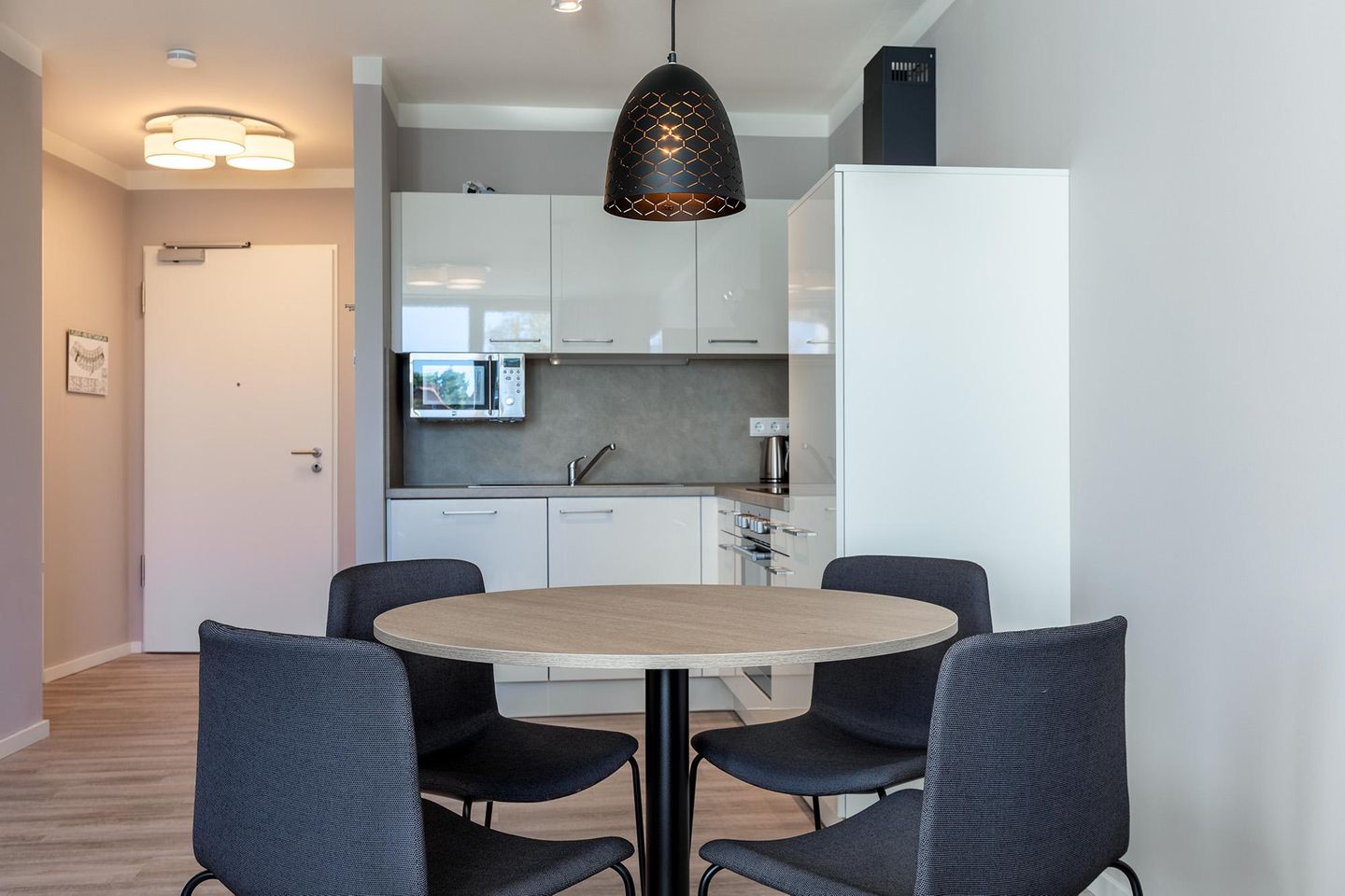 Godewindpark Travemünde Godewindpark Travemünde 1-13 Travemünde - Wohn-Essbereich mit Küchentisch und Sitzgelegenheit