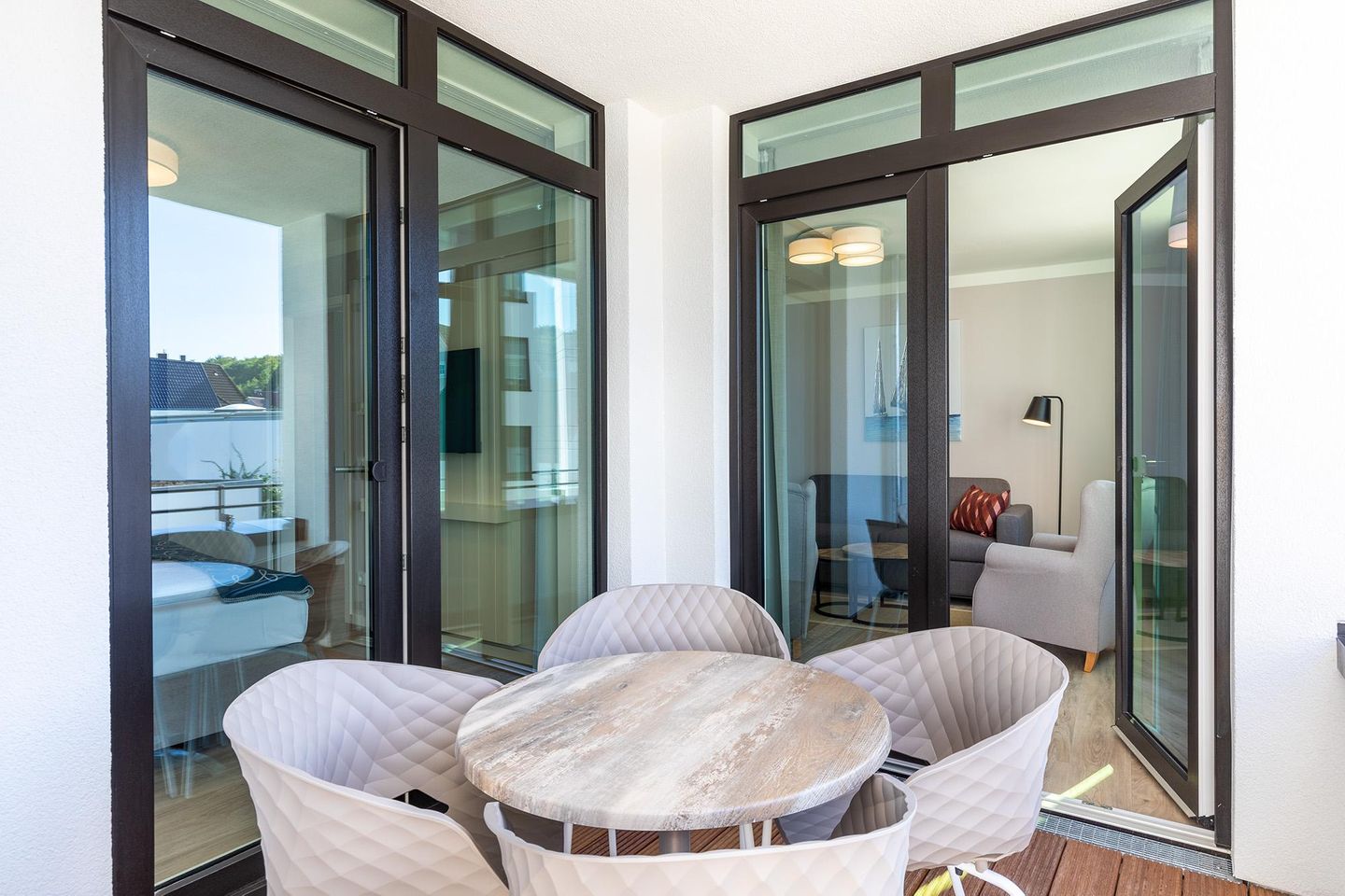 Godewindpark Travemünde Godewindpark Travemünde 1-15 Travemünde - Überdachte Loggia mit Zugang zum Schlafzimmer und Wohn-/Essbereich