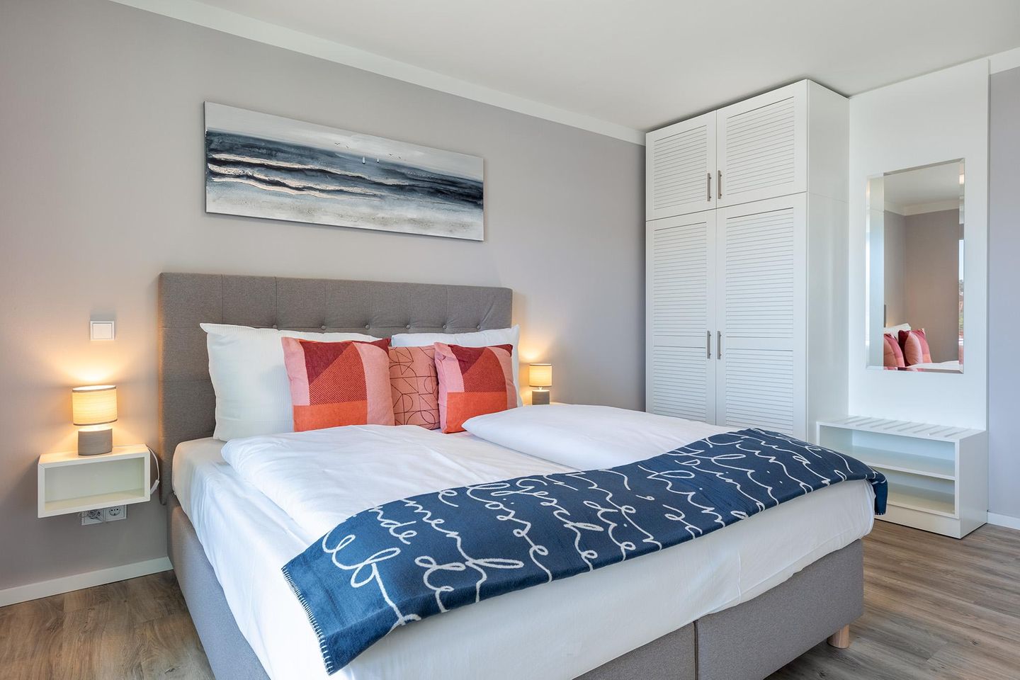 Godewindpark Travemünde Godewindpark Travemünde 1-15 Travemünde - Schlafzimmer mit Boxspringbett und Kleiderschrank