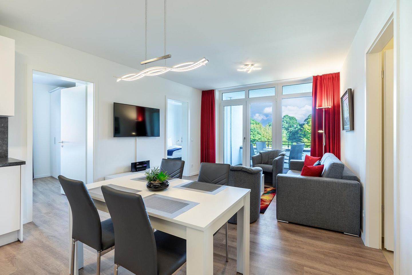 Godewindpark Travemünde Godewindpark Travemünde 2-02 Travemünde - Wohn-Essbereich mit Sitzgelegenheit und Flatscreen-TV