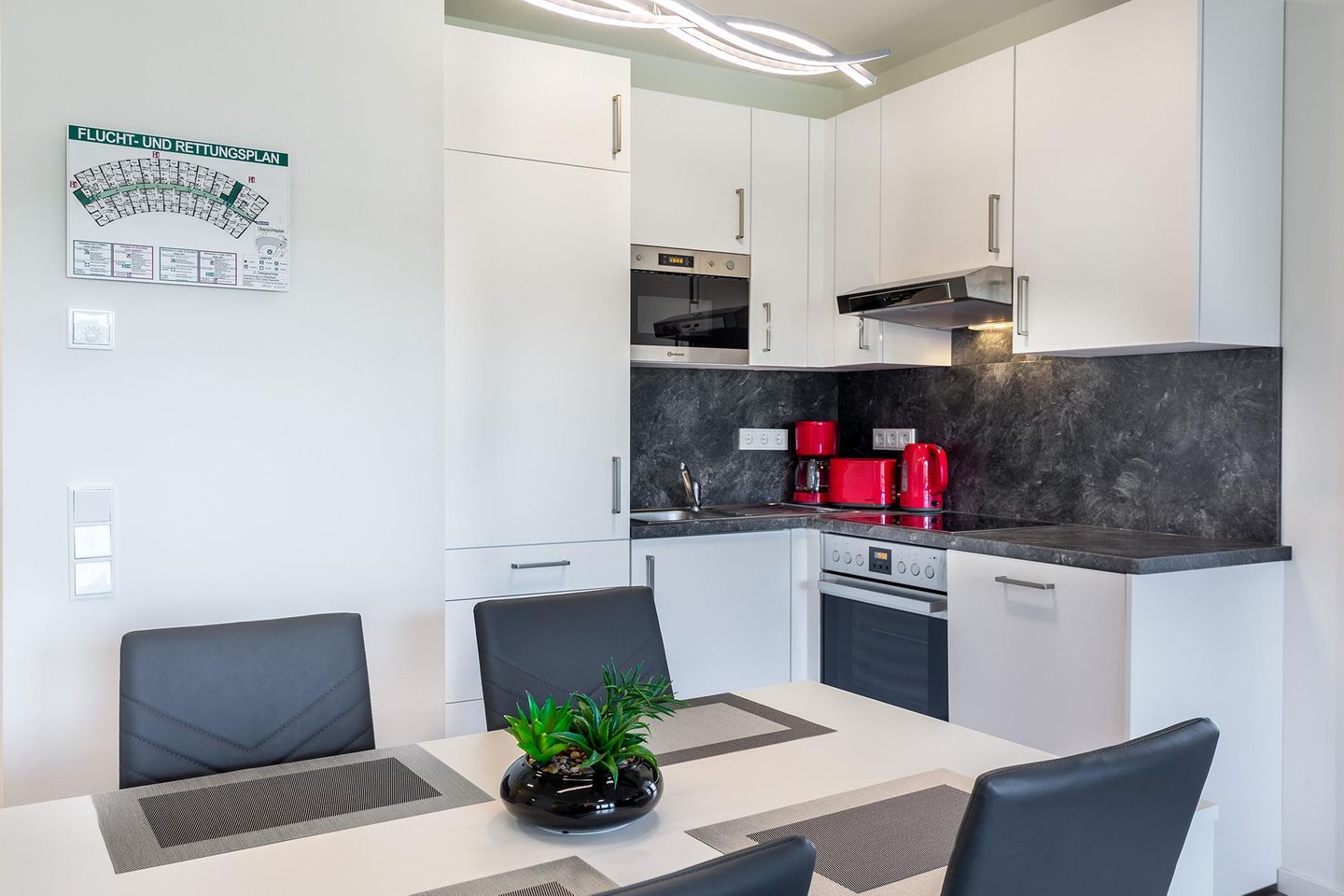 Godewindpark Travemünde Godewindpark Travemünde 2-02 Travemünde - Offene Küche mit Küchentisch und Sitzgelegenheit