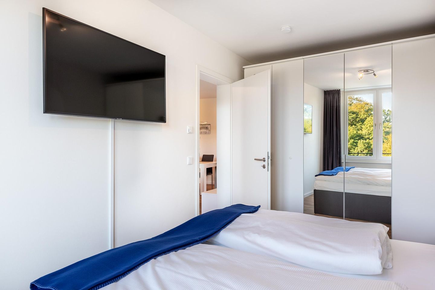 Godewindpark Travemünde Godewindpark Travemünde 2-02 Travemünde - Schlafzimmer "2" mit Kleiderschrank und Flatscreen-TV