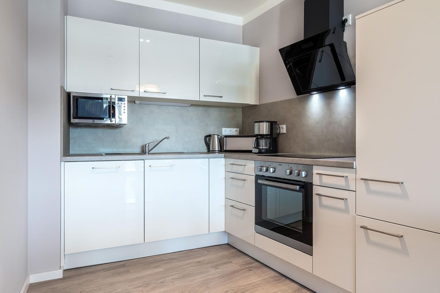 Godewindpark Travemünde Godewindpark Travemünde 2-17 Travemünde - Offene Küche mit Backofen und Geschirrspüler