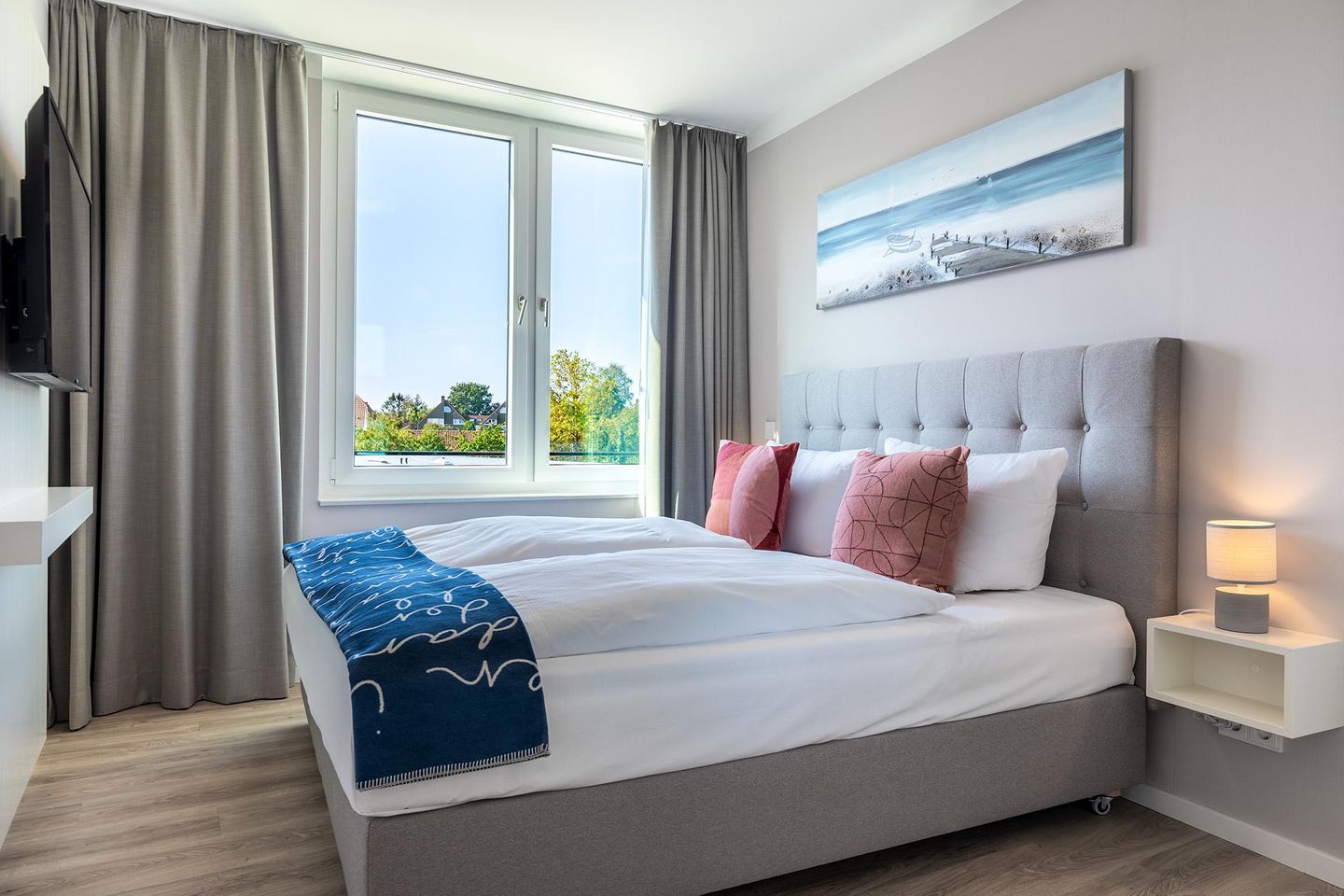 Godewindpark Travemünde Godewindpark Travemünde 2-17 Travemünde - Schlafzimmer "2" mit Boxspringbett und Flatscreen-TV