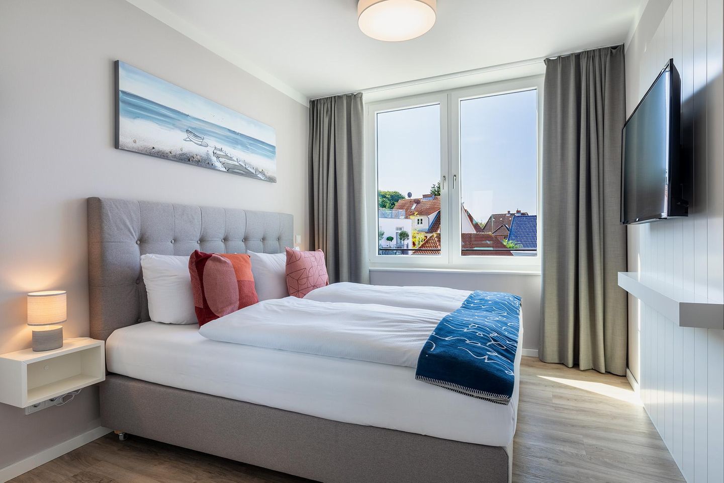 Godewindpark Travemünde Godewindpark Travemünde 2-17 Travemünde - Schlafzimmer "1" mit Boxspringbett und Flatscreen-TV