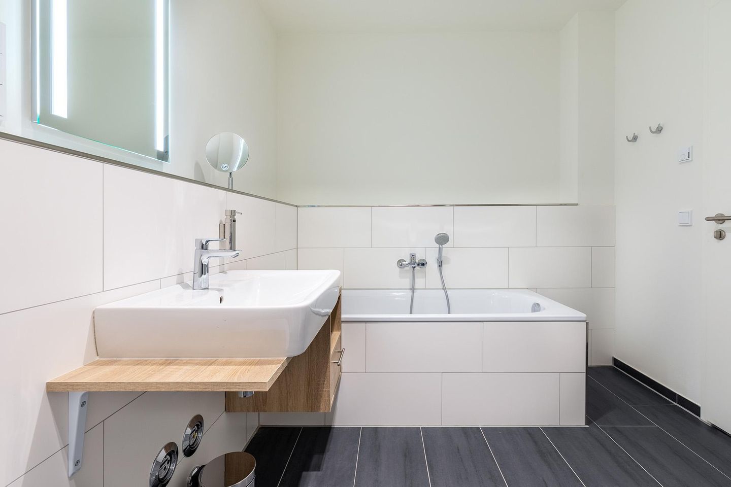 Godewindpark Travemünde Godewindpark Travemünde 2-17 Travemünde - Badezimmer mit Badewanne und Waschtisch