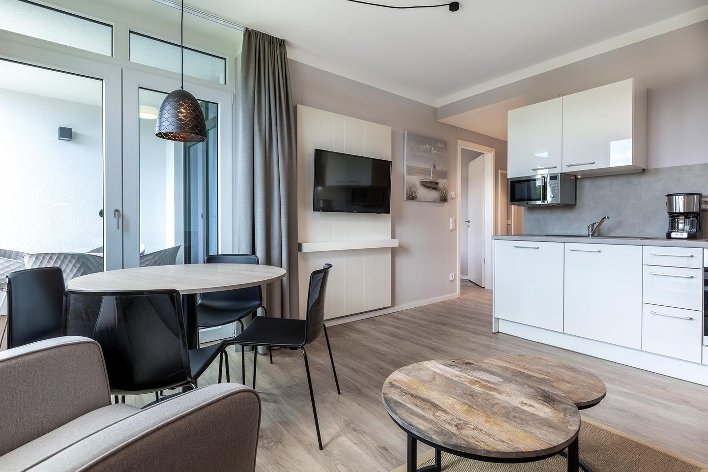 Godewindpark Travemünde Godewindpark Travemünde 3-04 Travemünde - Wohn-Essbereich mit offener Küche, Küchentisch und Sitzgelegenheit