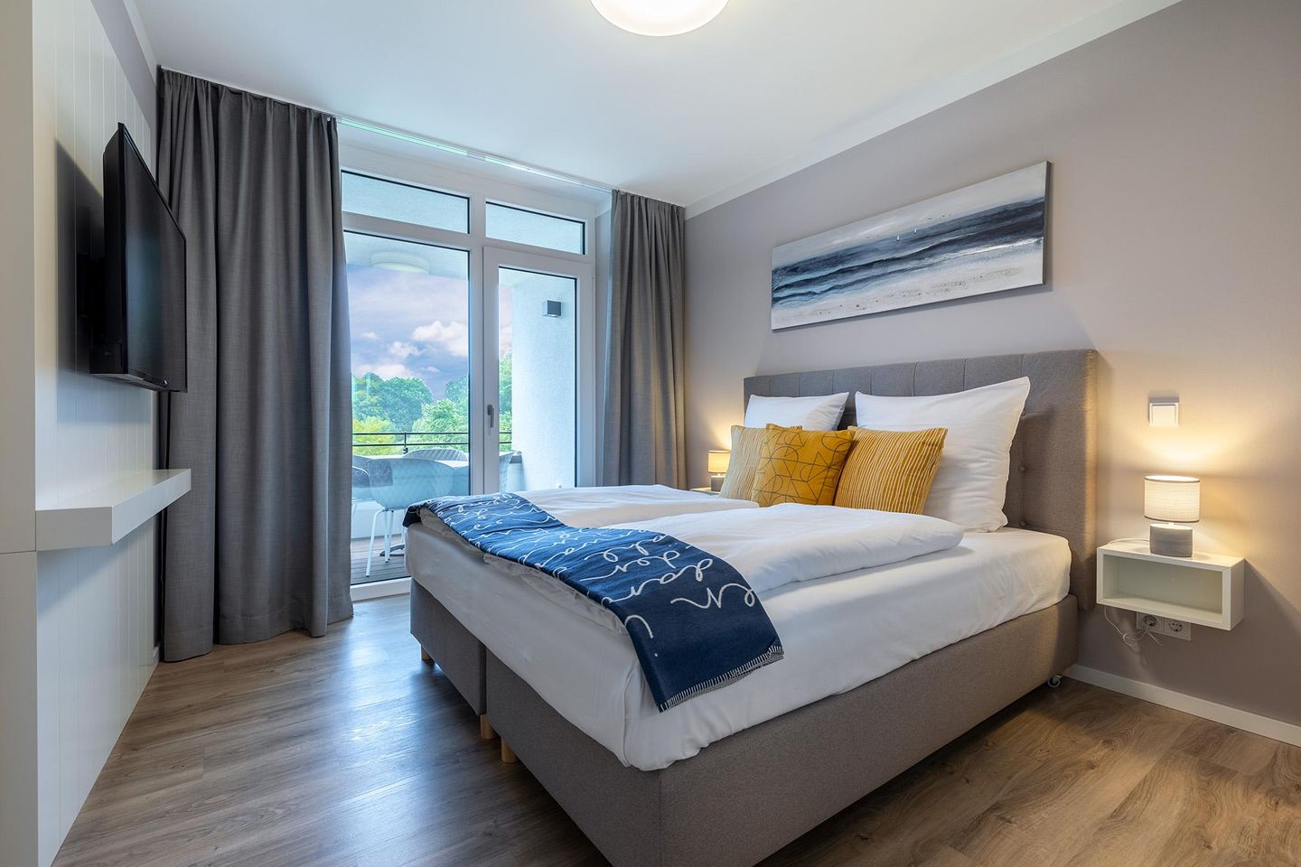 Godewindpark Travemünde Godewindpark Travemünde 3-04 Travemünde - Schlafzimmer mit Boxspringbett und Zugang zur Loggia