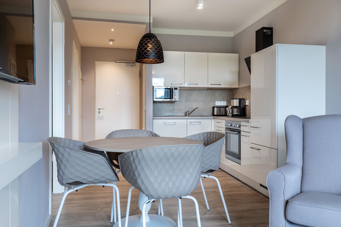 Godewindpark Travemünde Godewindpark Travemünde 3-06 Travemünde - Wohn-Essbereich mit offener Küche, Küchentisch und Sitzgelegenheit