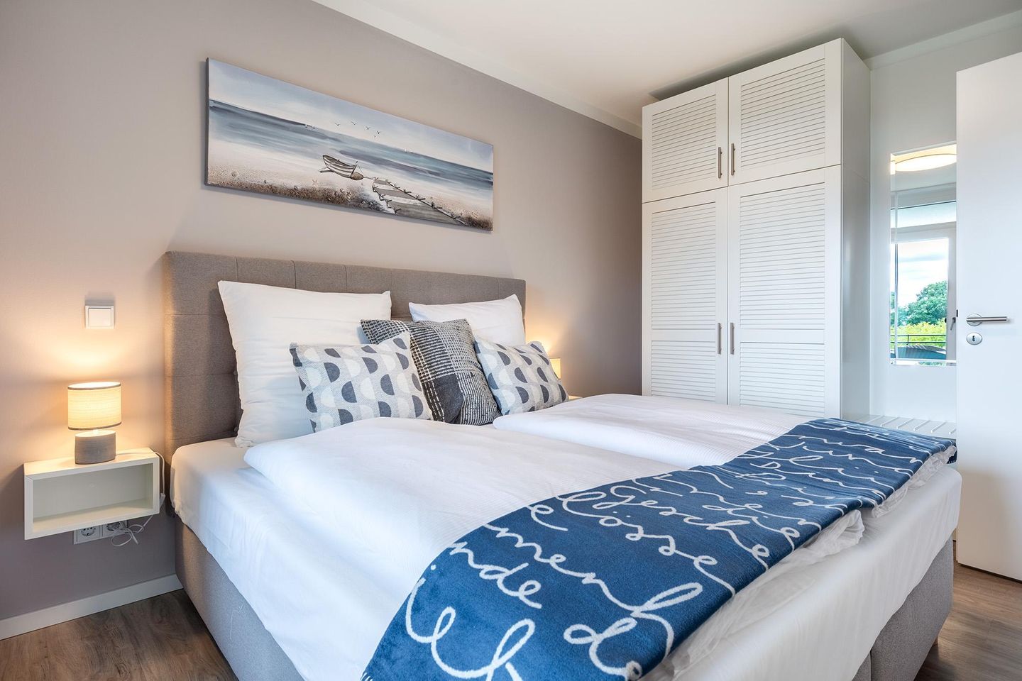 Godewindpark Travemünde Godewindpark Travemünde 3-06 Travemünde - Schlafzimmer mit Boxspringbett und Kleiderschrank