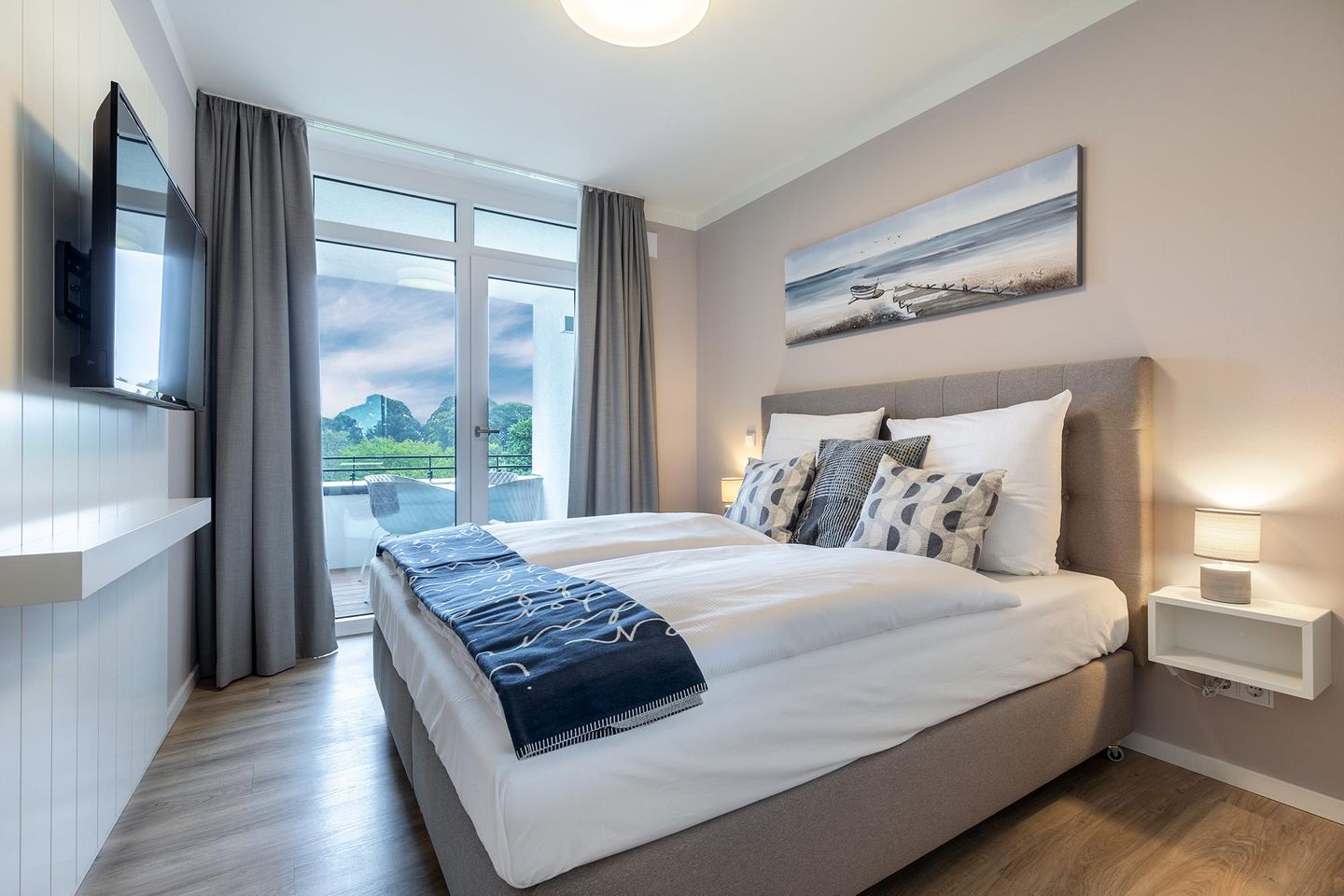 Godewindpark Travemünde Godewindpark Travemünde 3-06 Travemünde - Schlafzimmer mit Boxspringbett und Flatscreen-TV