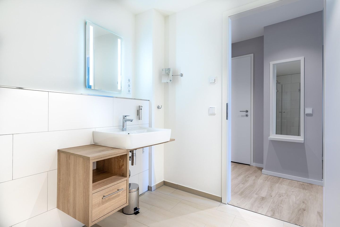 Godewindpark Travemünde Godewindpark Travemünde 3-12 Travemünde - Badezimmer mit Waschtisch und Zugang zum Flur