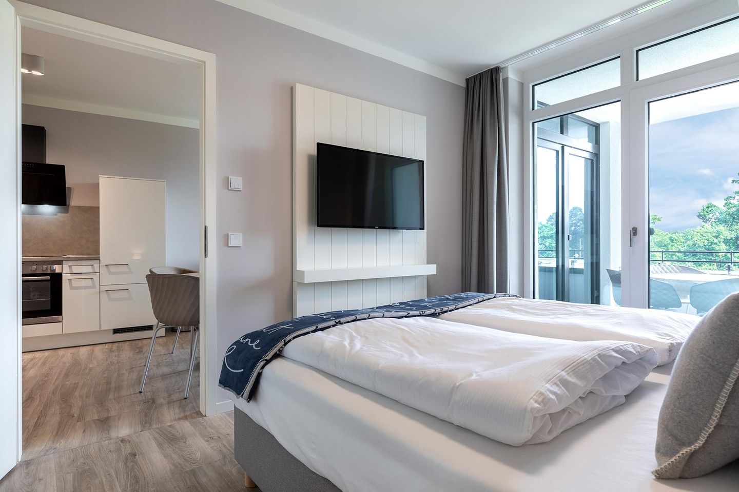 Godewindpark Travemünde Godewindpark Travemünde 3-14 Travemünde - Schlafzimmer mit Boxspringbett und Flatscreen-TV