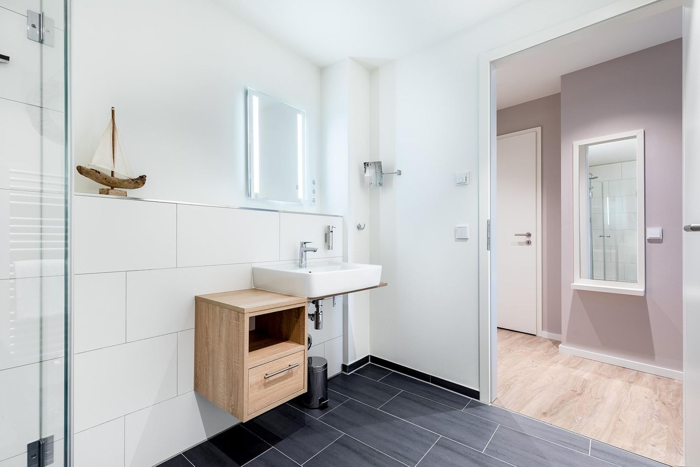 Godewindpark Travemünde Godewindpark Travemünde 3-14 Travemünde - Badezimmer mit Waschtisch und Zugang zum Flur