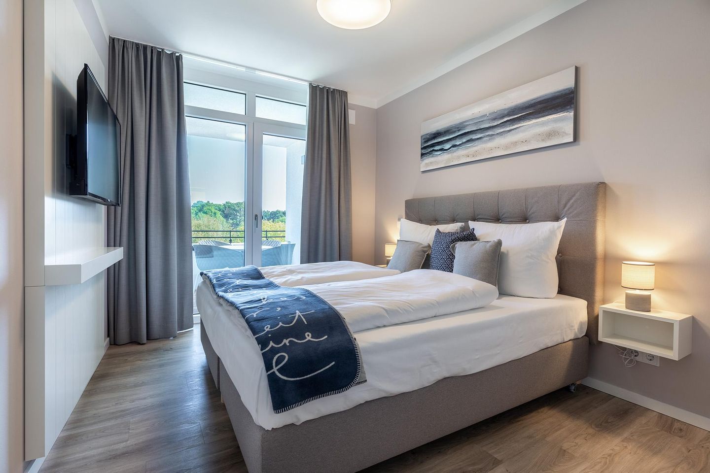 Godewindpark Travemünde Godewindpark Travemünde 3-14 Travemünde - Schlafzimmer mit Boxspringbett und Zugang zur Loggia