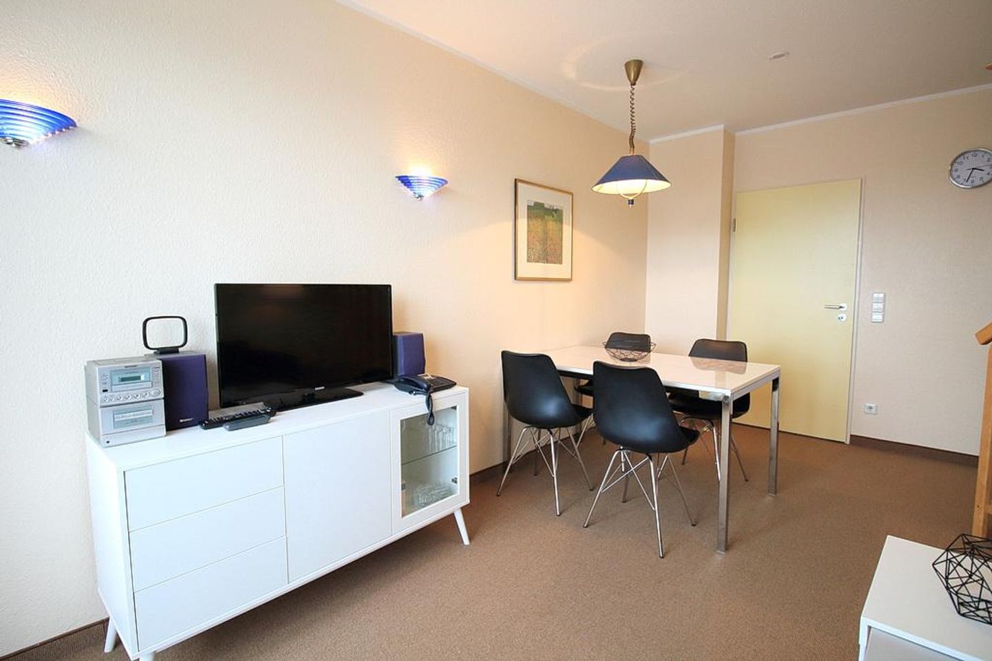 Hus Inselkieker Hus Inselkieker 219  Schillig - Wohnbereich mit Esstisch und TV