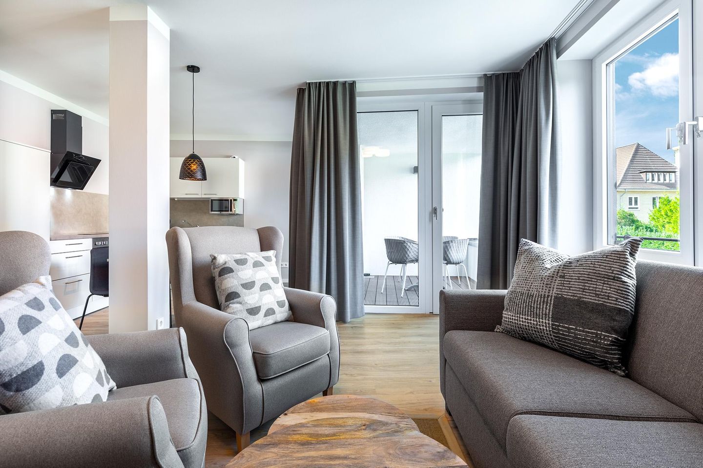 Godewindpark Travemünde Godewindpark Travemünde 1-02 Travemünde - Wohn-Essbereich mit Zugang zur Loggia