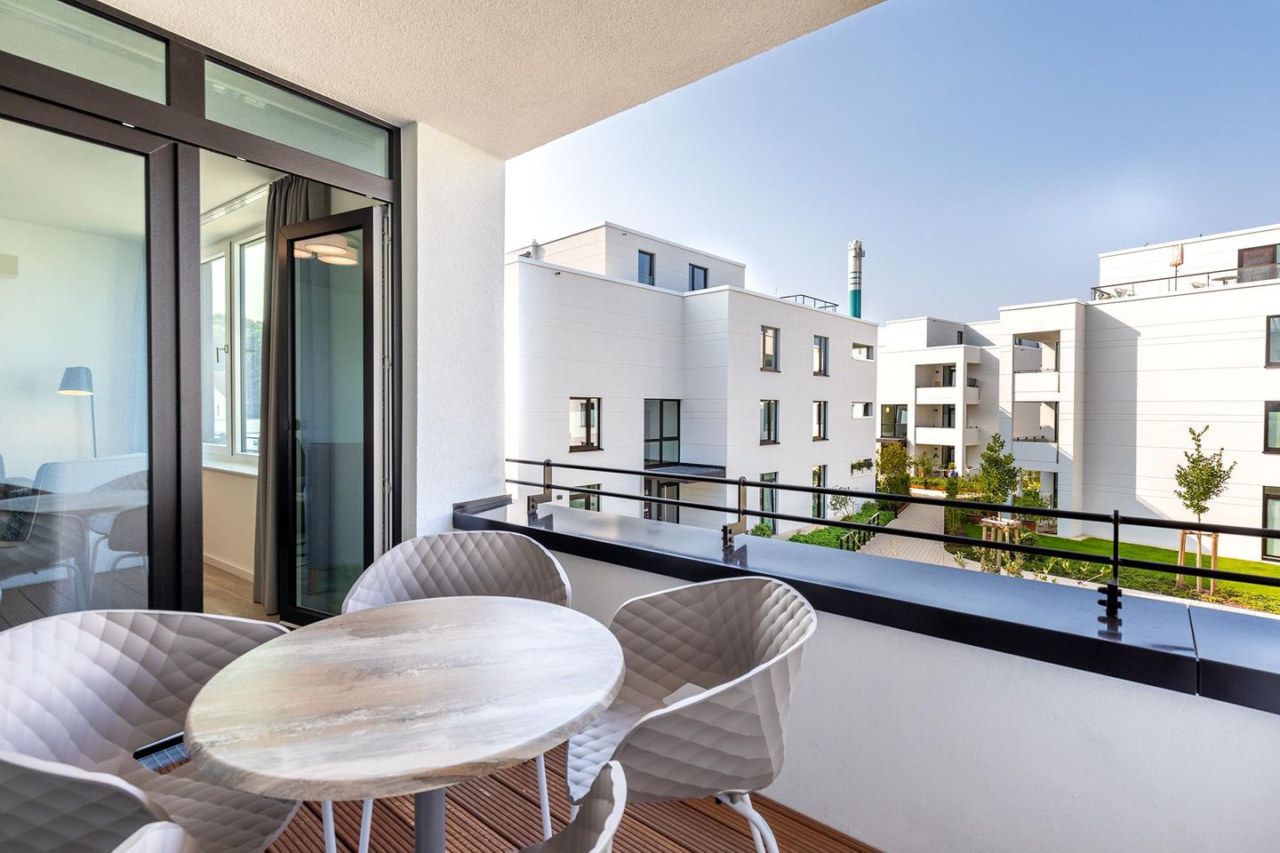 Godewindpark Travemünde Godewindpark Travemünde 2-07 Travemünde - Loggia mit Sitzgelegenheit und Zugang zum Wohnbereich