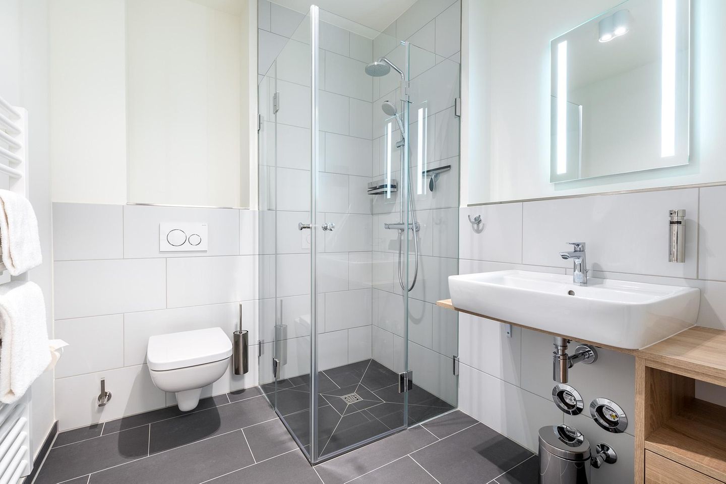 Godewindpark Travemünde Godewindpark Travemünde 2-09 Travemünde - Badezimmer mit ebenerdiger Dusche und Handtuchheizkörper