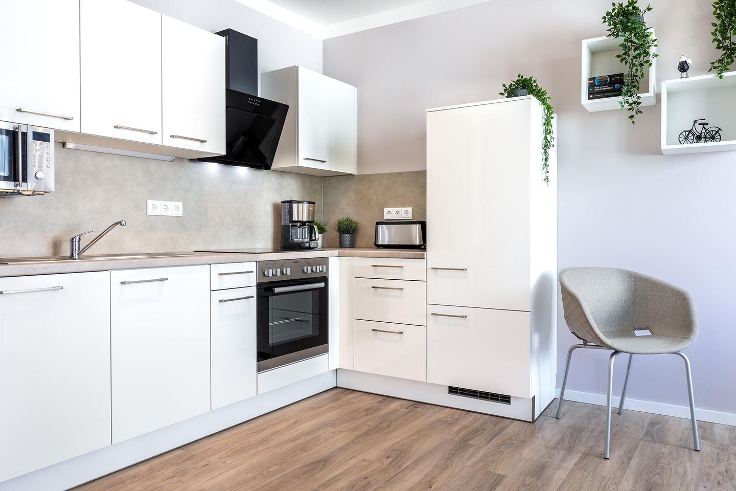 Godewindpark Travemünde Godewindpark Travemünde 3-01 Travemünde - Offene Küche mit Backofen und Geschirrspüler