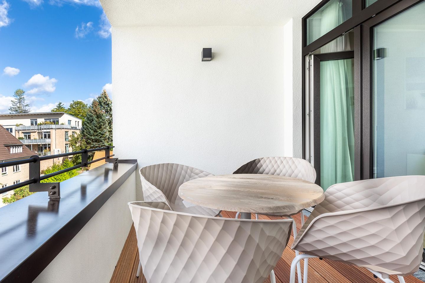 Godewindpark Travemünde Godewindpark Travemünde 3-01 Travemünde - Überdachte Loggia mit Gartenmöbel und Zugang zum Wohn-/Essbereich