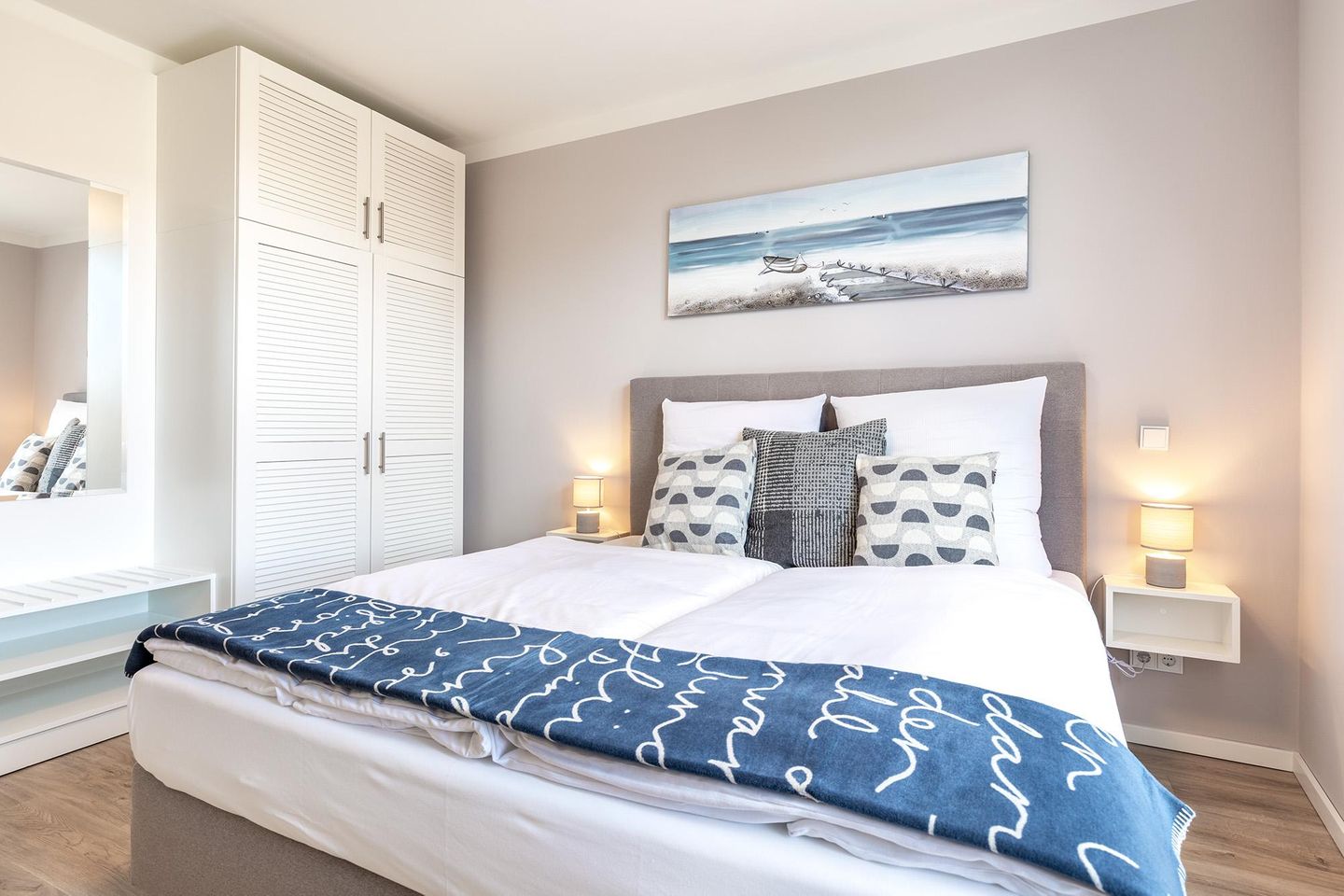 Godewindpark Travemünde Godewindpark Travemünde 3-01 Travemünde - Schlafzimmer "1" mit Boxspringbett und Kleiderschrank