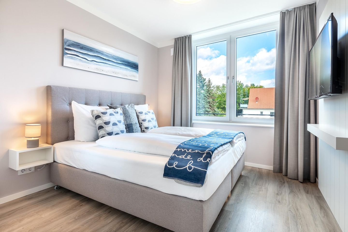 Godewindpark Travemünde Godewindpark Travemünde 3-01 Travemünde - Schlafzimmer "2" mit Boxspringbett und Flatscreen-TV