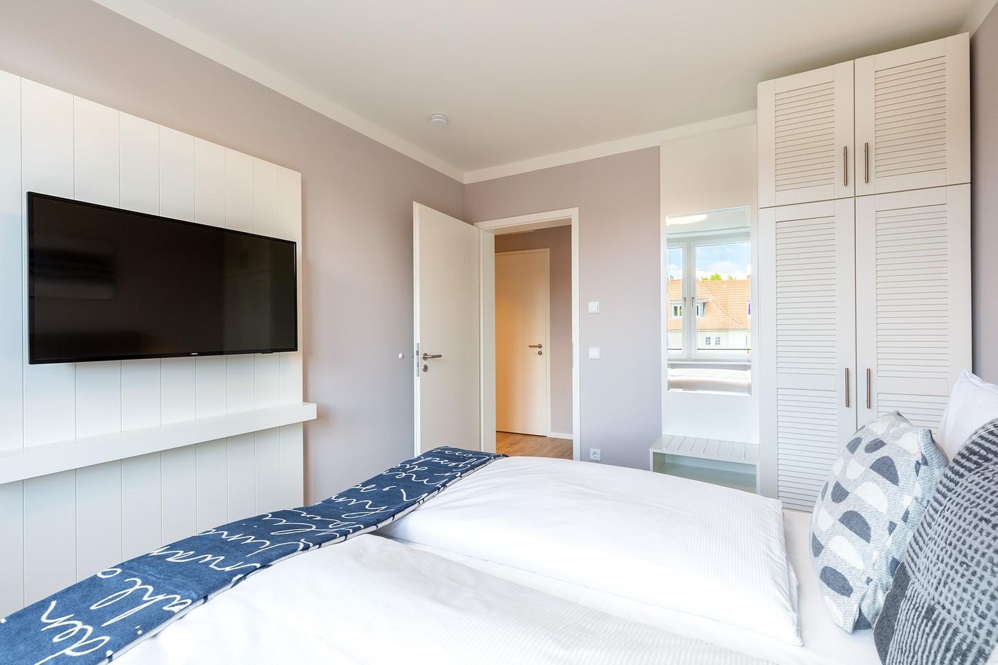 Godewindpark Travemünde Godewindpark Travemünde 3-01 Travemünde - Schlafzimmer "2" mit Boxspringbett und Kleiderschrank