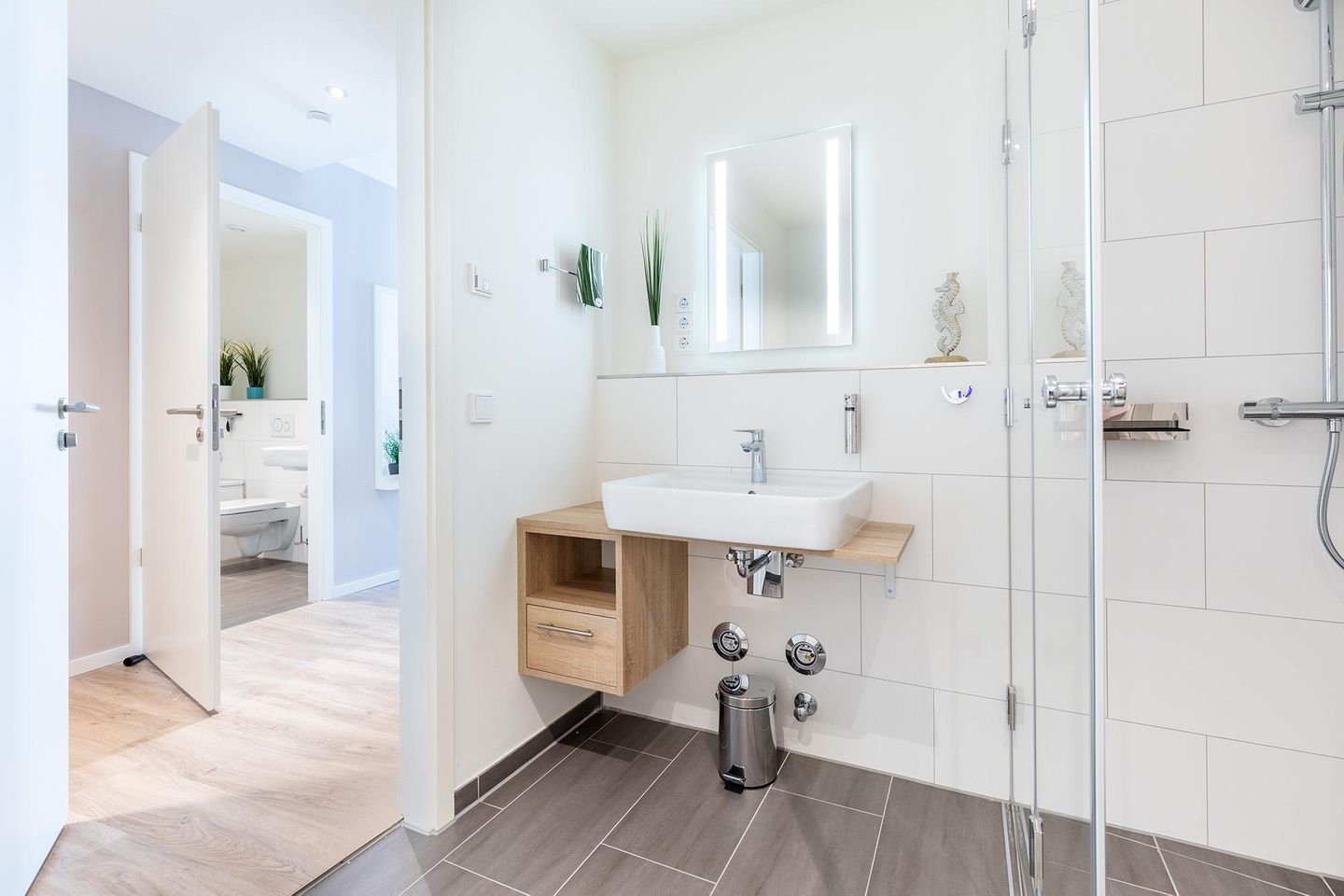 Godewindpark Travemünde Godewindpark Travemünde 3-01 Travemünde - Badezimmer "2" mit Blick zum Flur